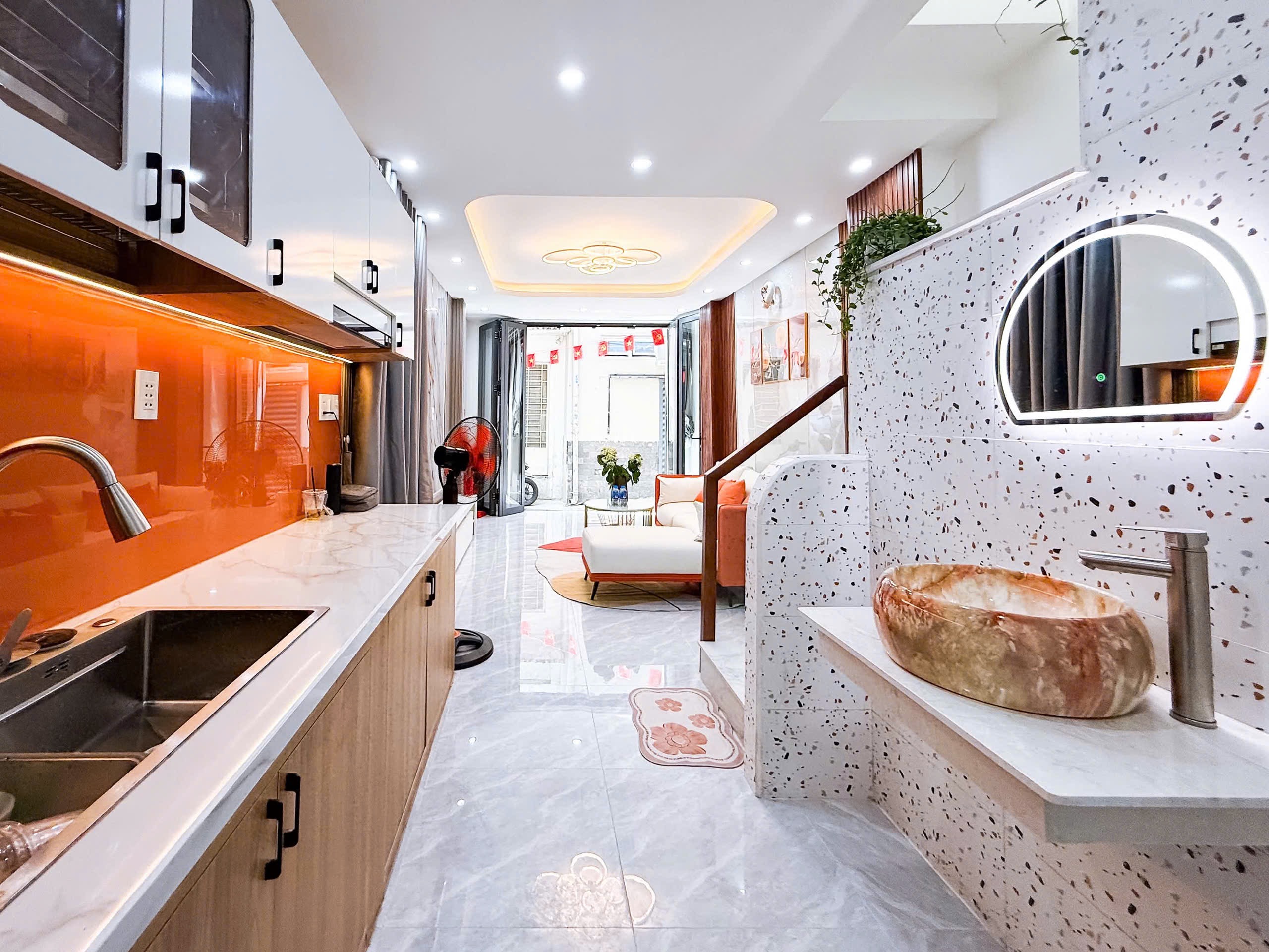 Bán nhà 1 trệt 2 lầu - kiên cố, thoáng mát, vị trí đẹp