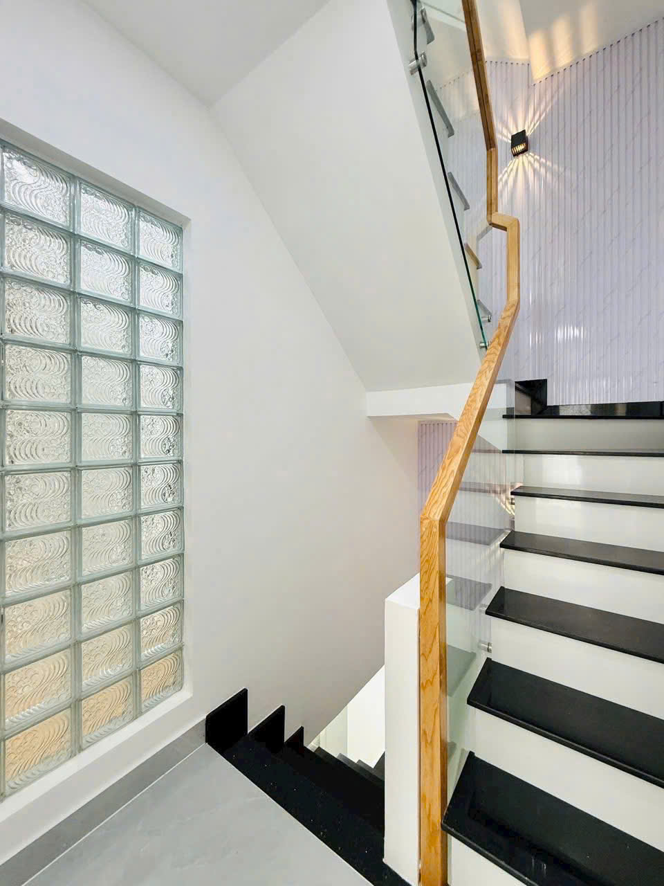 Cần bán nhà 1 trệt 2 lầu – gần khu dân cư trường học – giá cực tốt