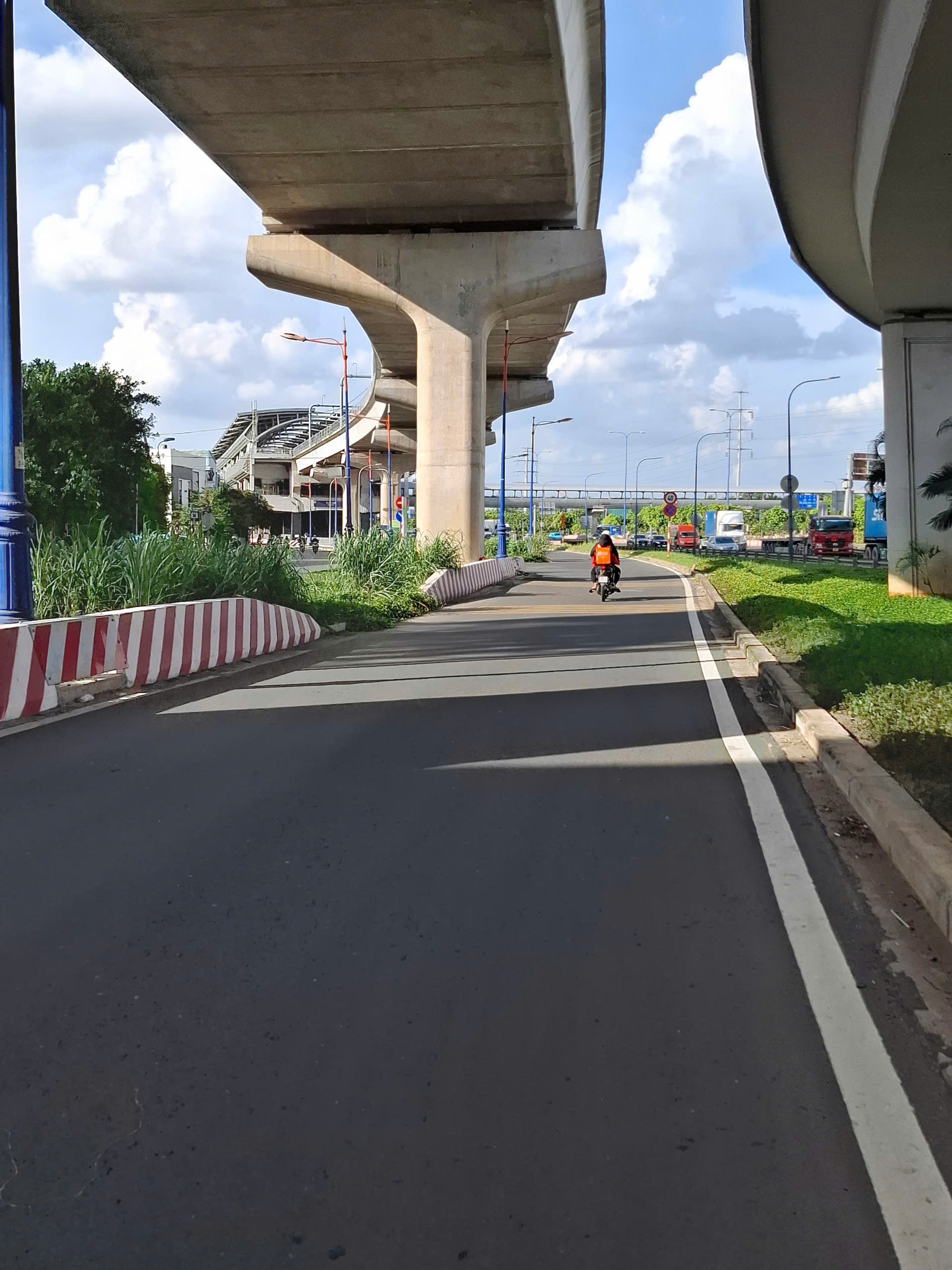 Cho thuê đất mặt tiền Song Hành, An Phú, quận 2, giá 180 triệu