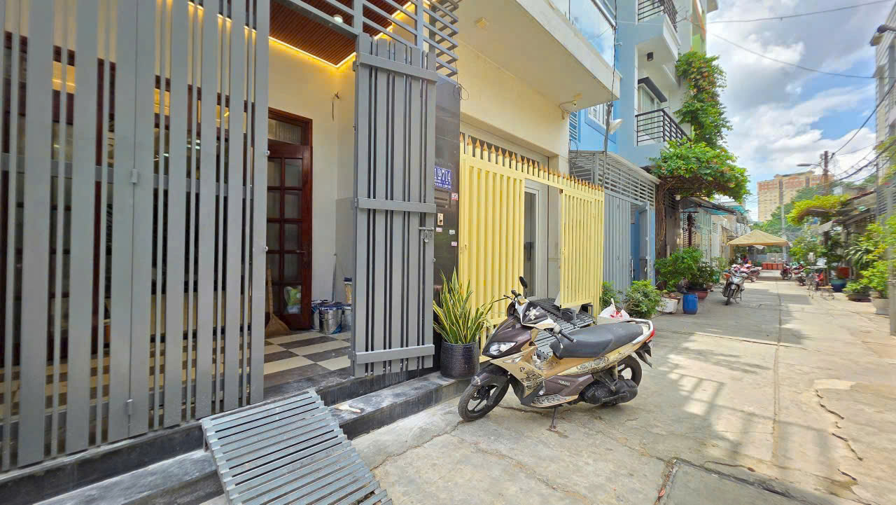 Bán nhà 1 trệt 2 lầu – giá tốt ngay trung tâm Hưng Long – Bình Chánh