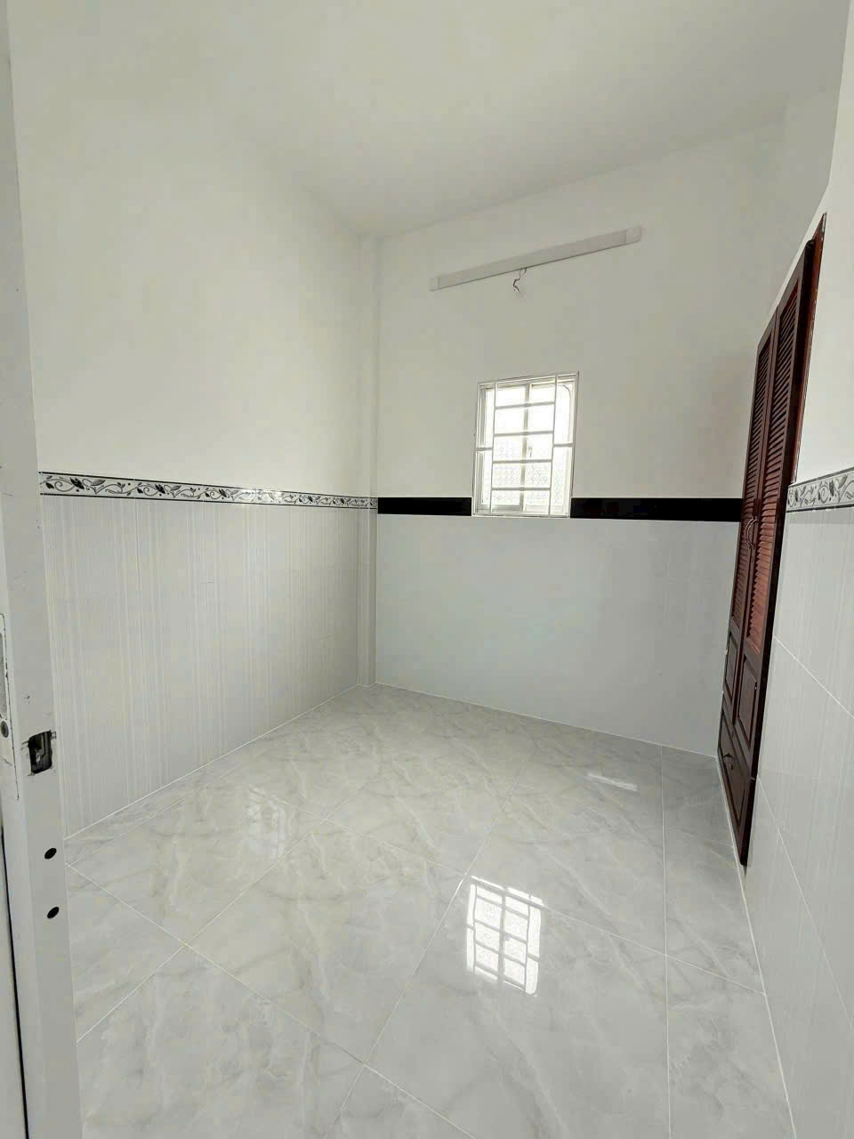 Bán nhà 1 trệt 1 lầu - diện tích 5x20m - giá 1,53 tỷ - nằm ngay trục đường Mai Bá Hương, huyện Bình Chánh