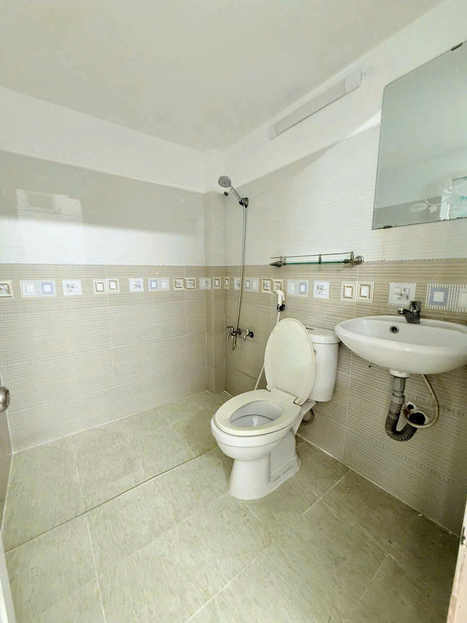 Bán nhà 1 trệt 1 lầu - diện tích 5x20m - giá 1,53 tỷ - nằm ngay trục đường Mai Bá Hương, huyện Bình Chánh