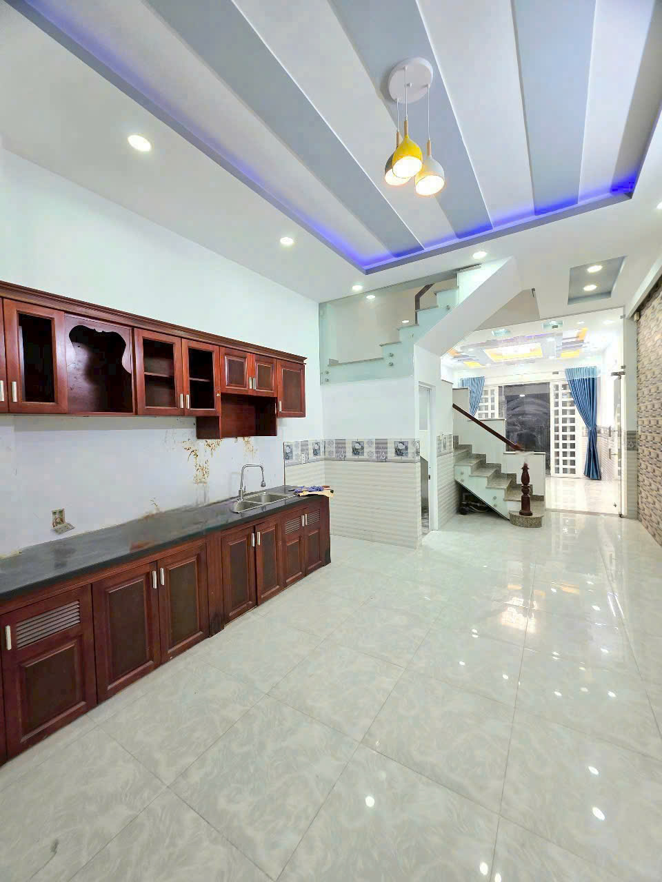 Bán nhà 1 trệt 1 lầu - diện tích 5x20m - giá 1,53 tỷ - nằm ngay trục đường Mai Bá Hương, huyện Bình Chánh