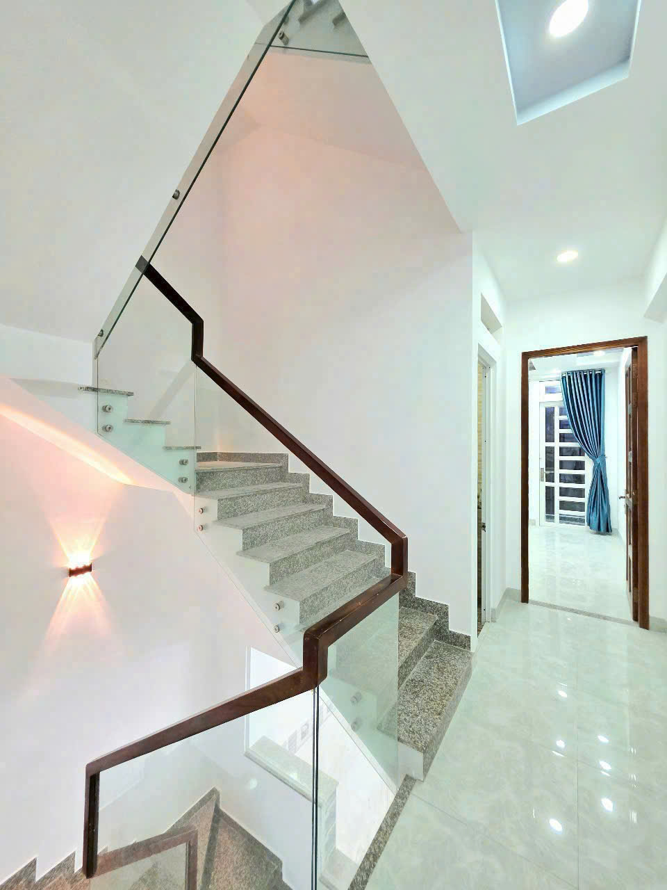 Bán nhà 1 trệt 1 lầu - diện tích 5x20m - giá 1,53 tỷ - nằm ngay trục đường Mai Bá Hương, huyện Bình Chánh