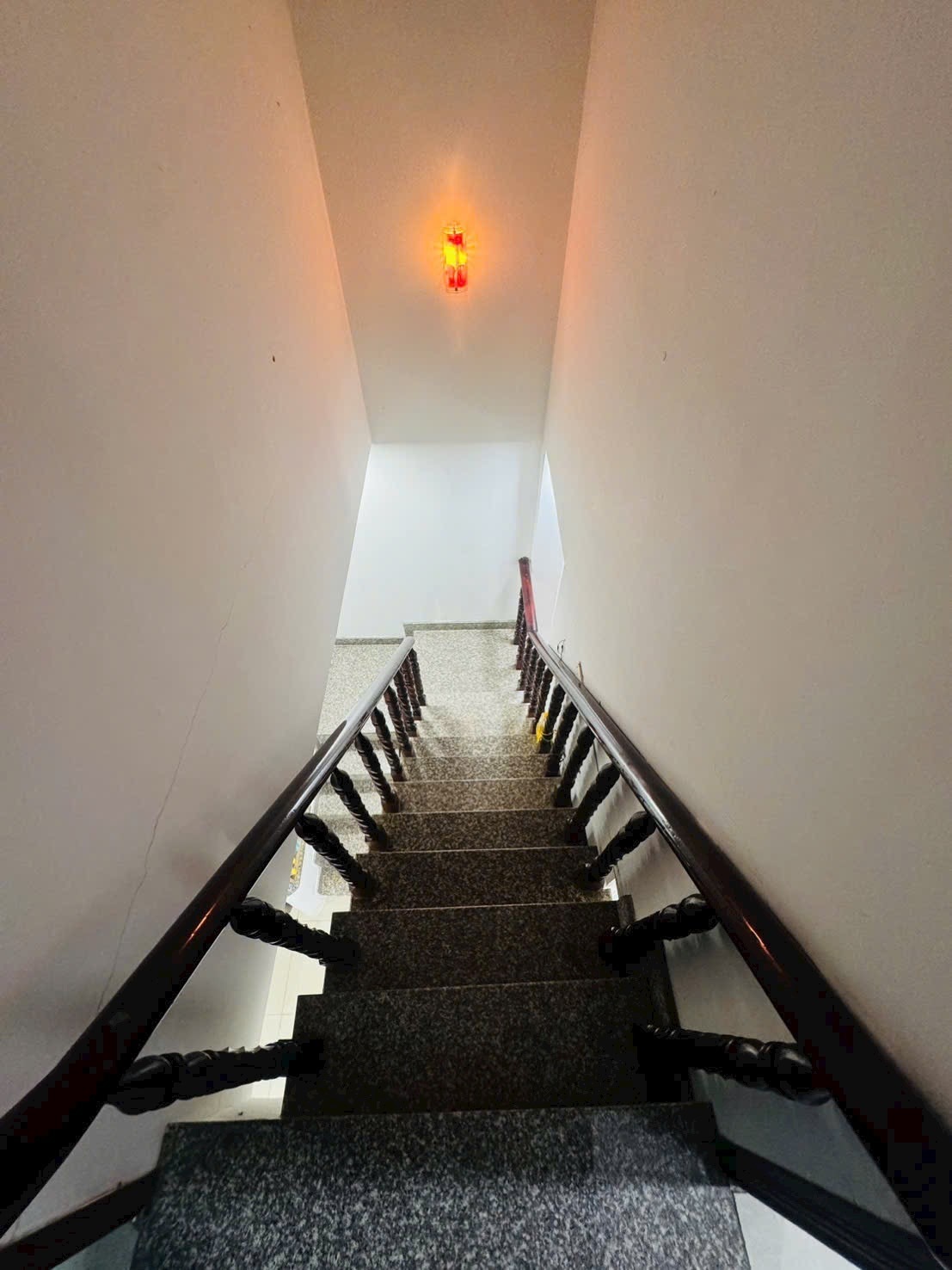 Bán nhà hẻm xe hơi 4,5m, diện tích 4m x 11m, vuông góc ngay Emart, chỉ 4,99 tỷ