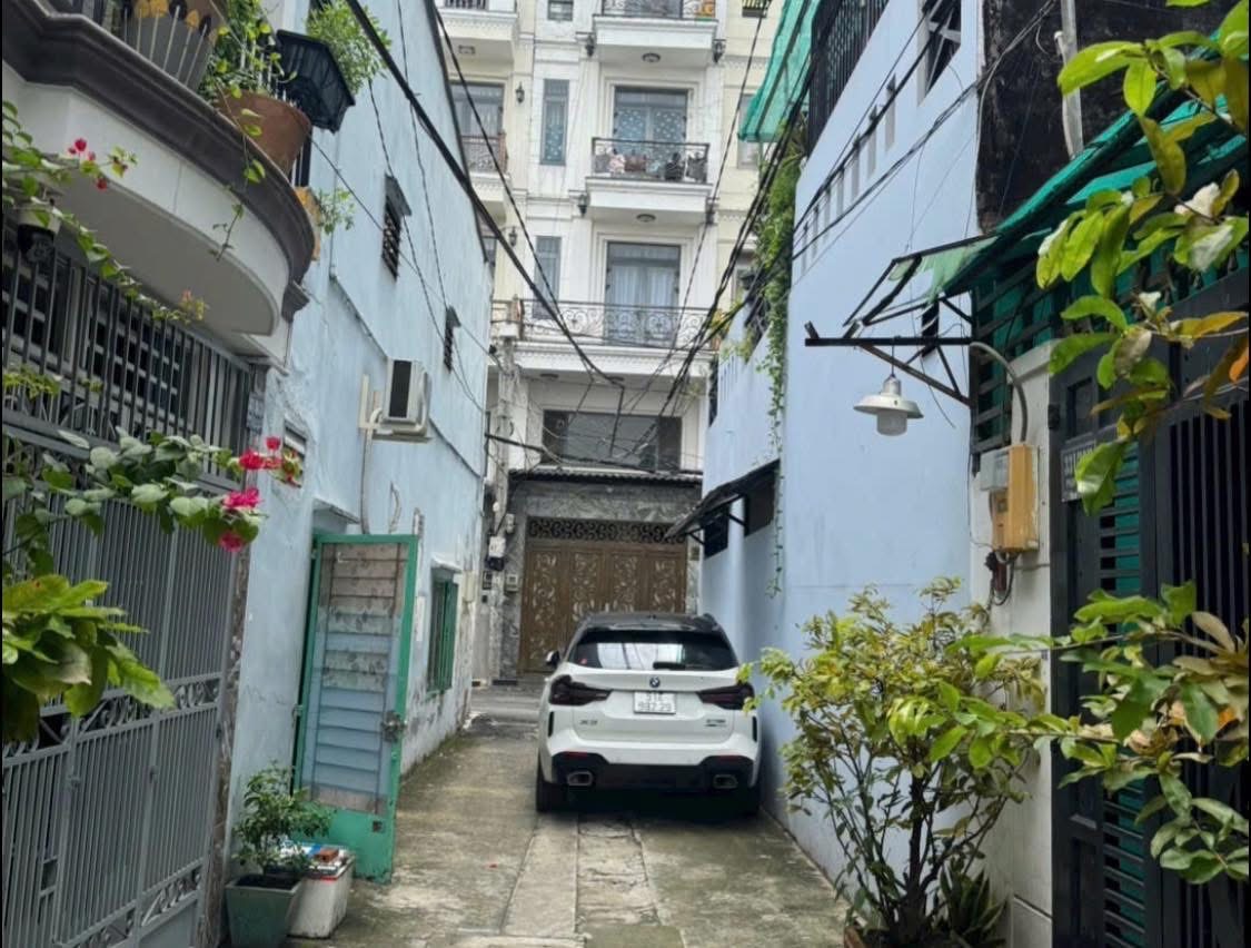 Bán nhà hẻm xe hơi 4,5m, diện tích 4m x 11m, vuông góc ngay Emart, chỉ 4,99 tỷ