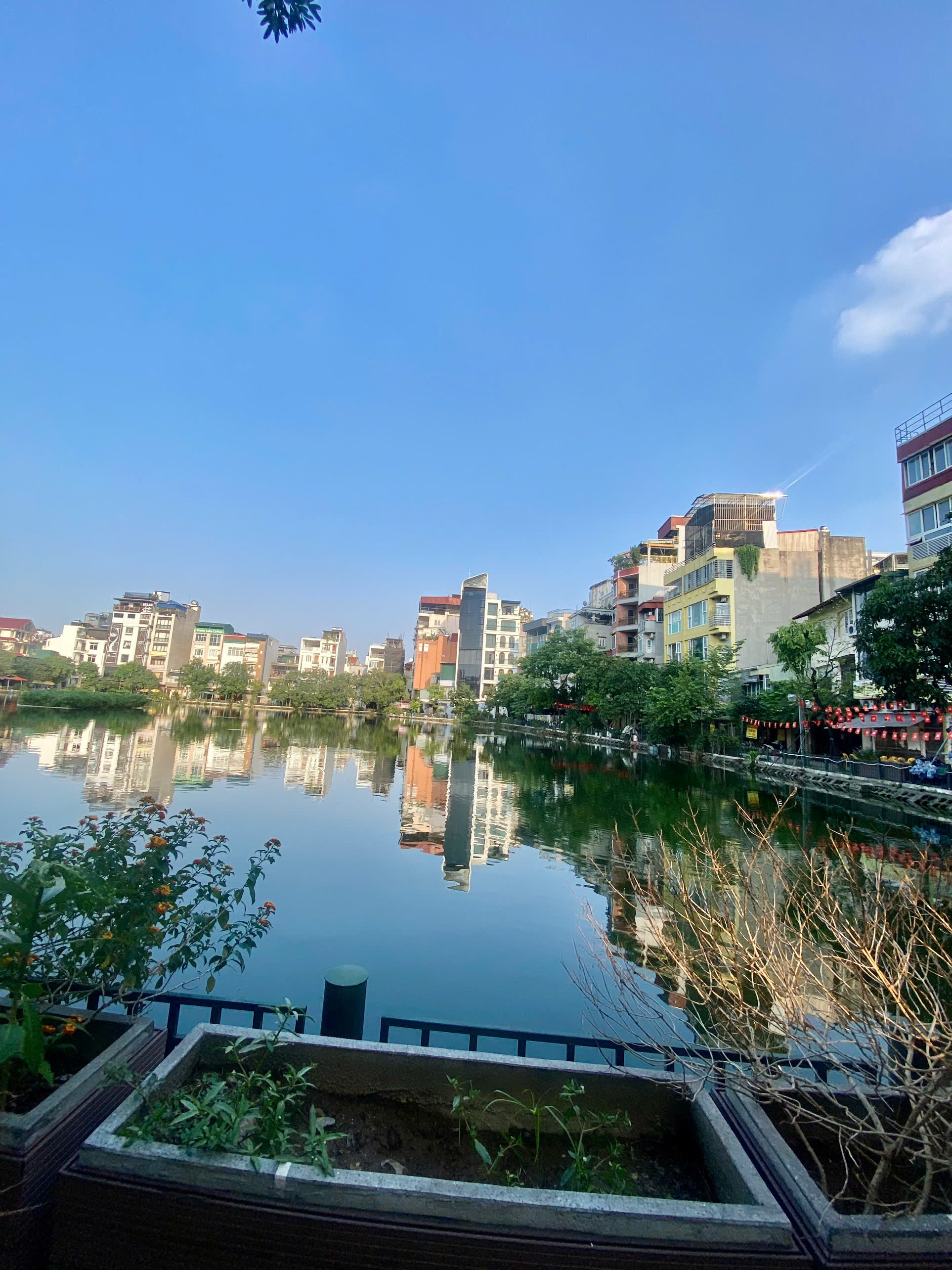 Bán gấp nhà mặt hồ Đầm Tròn, Phố Đội Cấn, Ba Đình, Hà Nội, 165m2, 250 triệu/m2