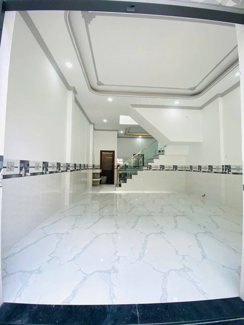 Cho thuê nhà trệt, 1 lầu mới, trục chính hẻm đường Hùng Vương, Ninh Kiều, Cần Thơ, giá 7 triệu/ tháng