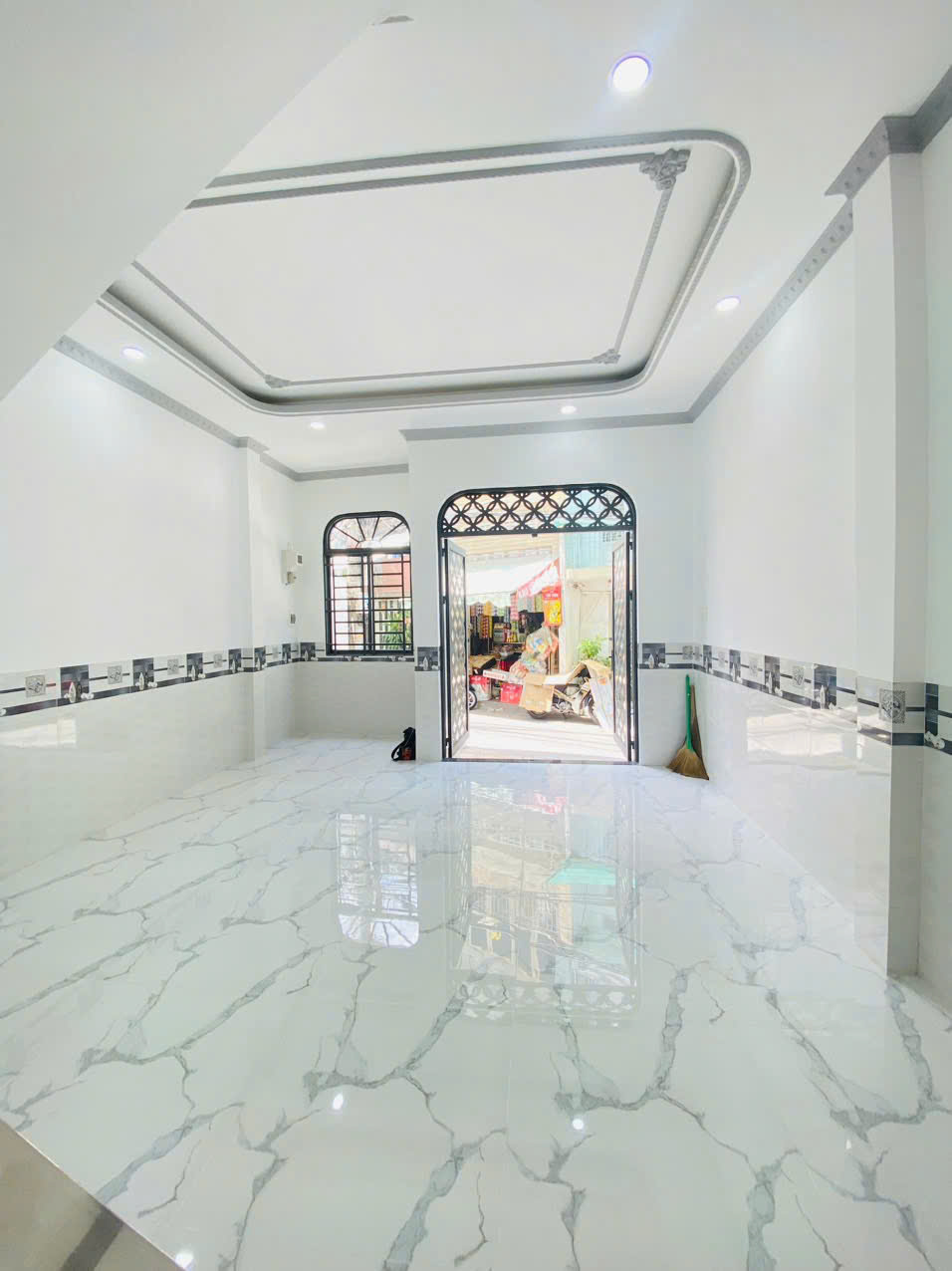 Cho thuê nhà trệt, 1 lầu mới, trục chính hẻm đường Hùng Vương, Ninh Kiều, Cần Thơ, giá 7 triệu/ tháng