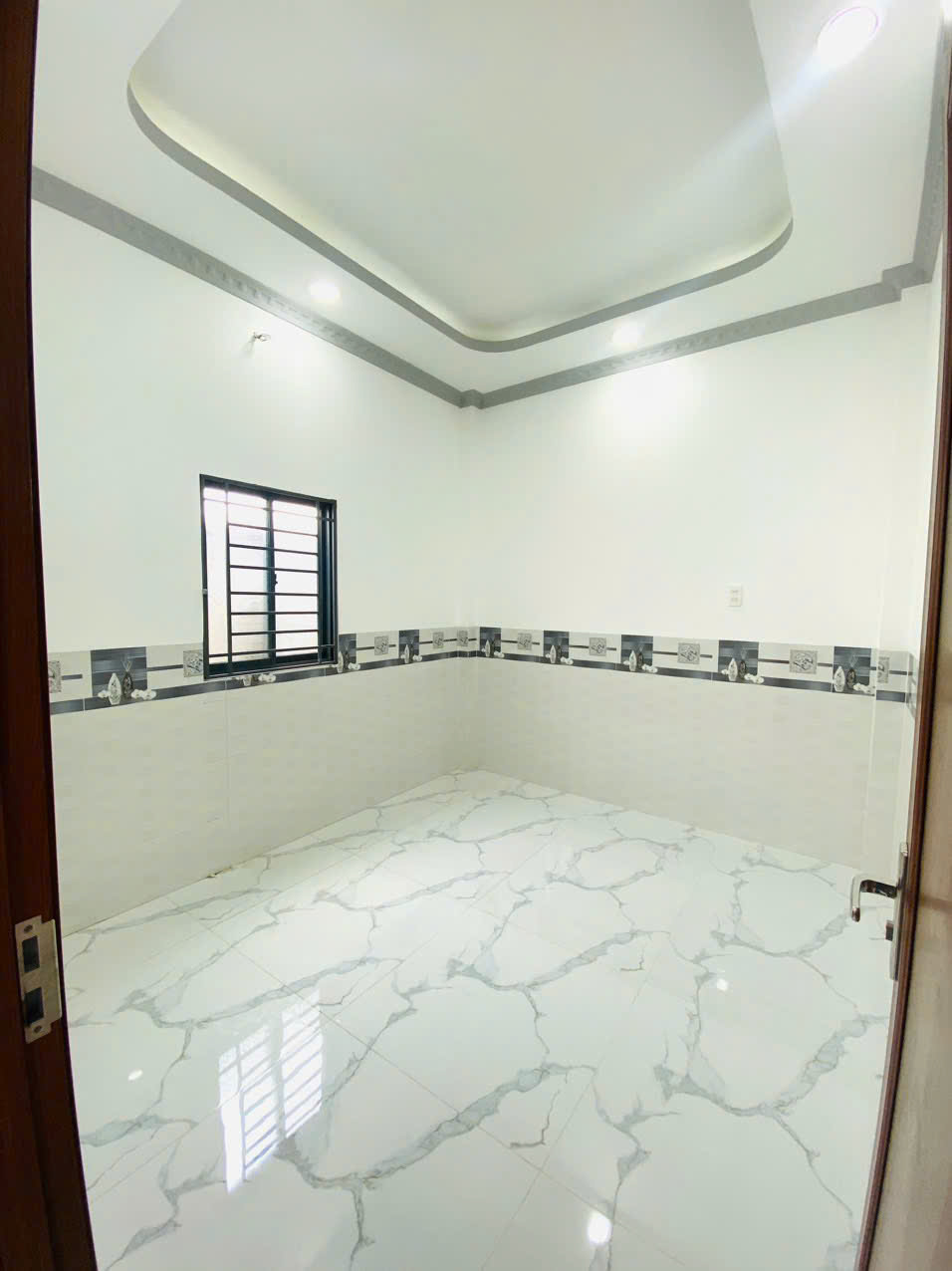 Cho thuê nhà trệt, 1 lầu mới, trục chính hẻm đường Hùng Vương, Ninh Kiều, Cần Thơ, giá 7 triệu/ tháng