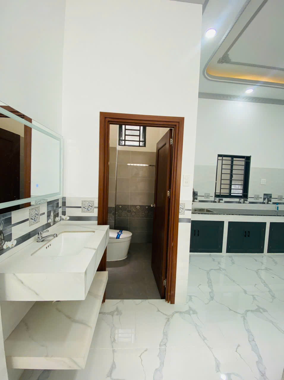 Cho thuê nhà trệt, 1 lầu mới, trục chính hẻm đường Hùng Vương, Ninh Kiều, Cần Thơ, giá 7 triệu/ tháng