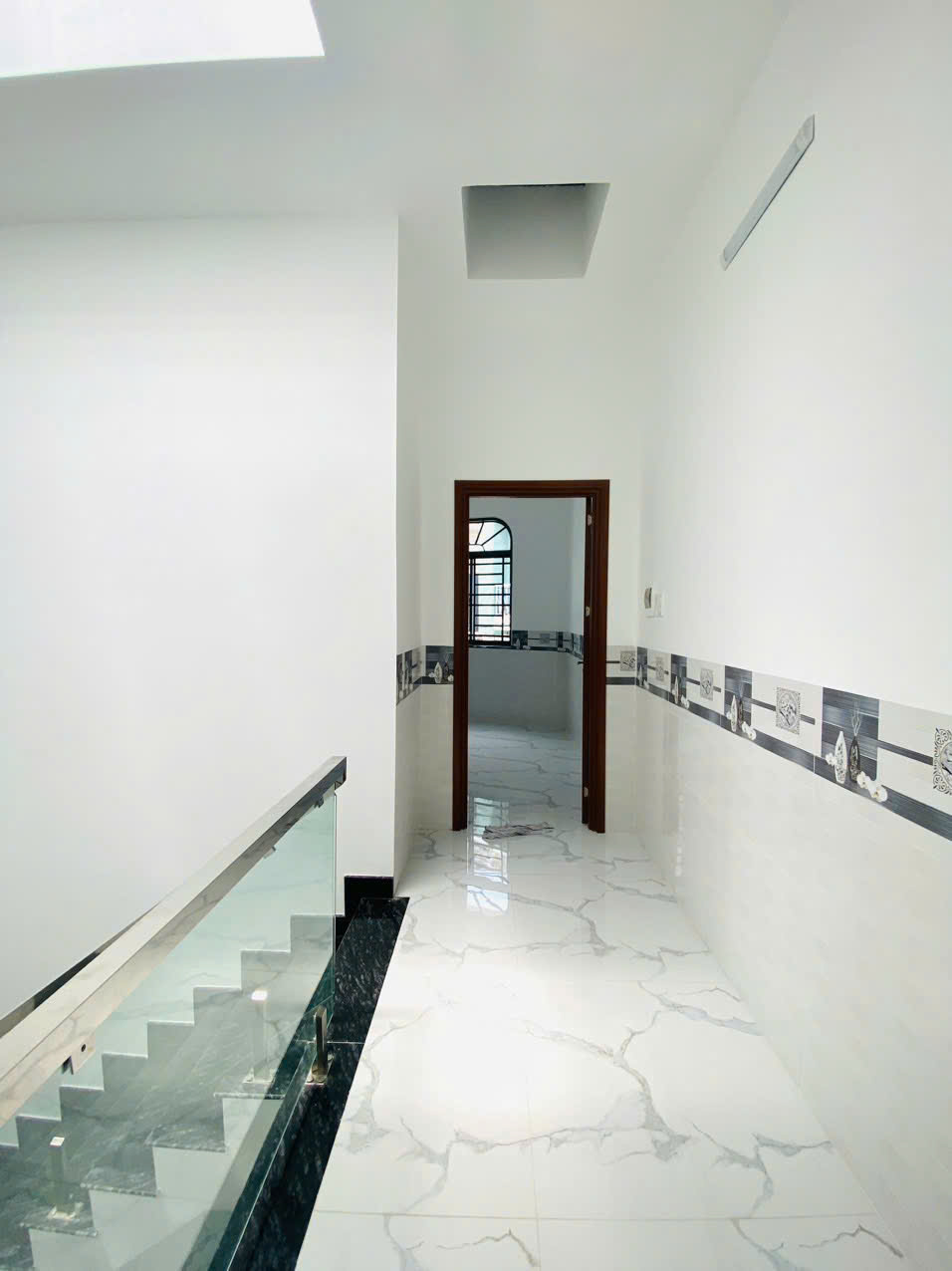 Cho thuê nhà trệt, 1 lầu mới, trục chính hẻm đường Hùng Vương, Ninh Kiều, Cần Thơ, giá 7 triệu/ tháng