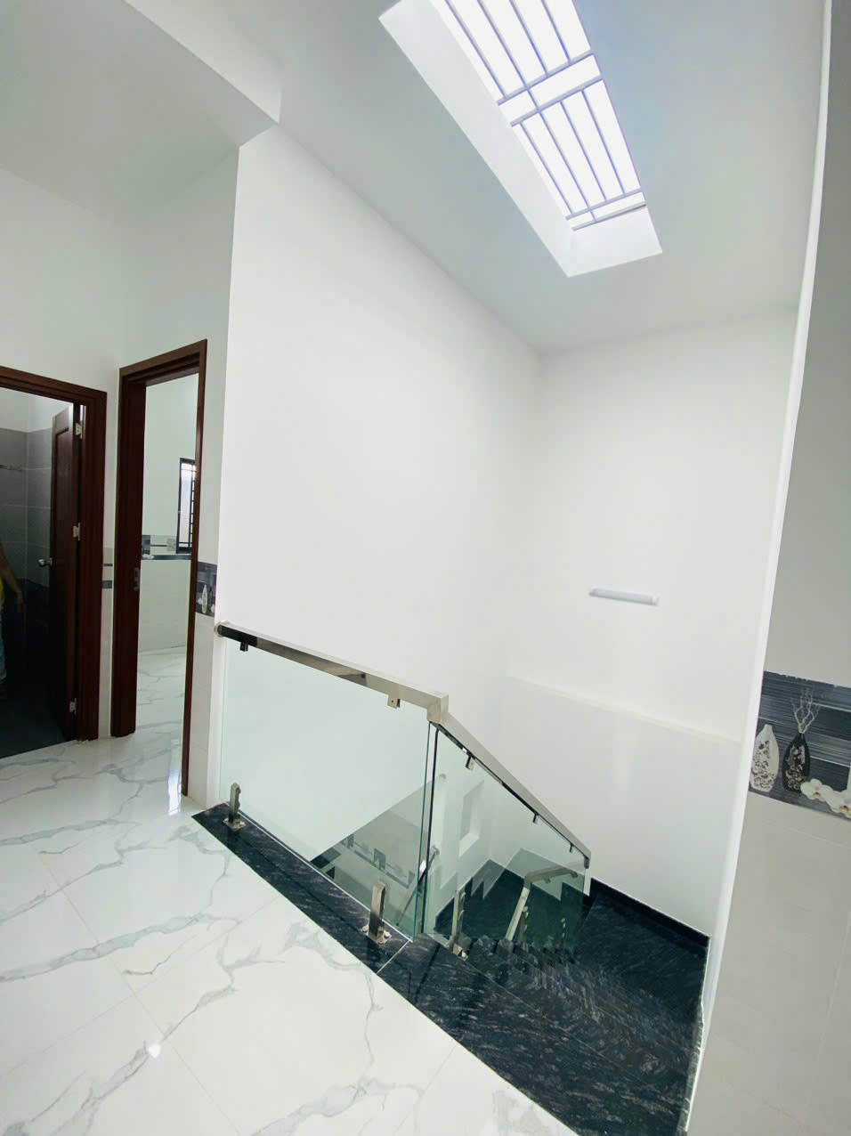 Cho thuê nhà trệt, 1 lầu mới, trục chính hẻm đường Hùng Vương, Ninh Kiều, Cần Thơ, giá 7 triệu/ tháng