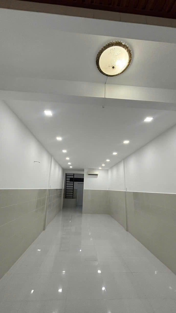 Cho thuê nhà trệt, 1 lầu, hẻm ô tô, cách mặt tiền Nguyễn Trãi 30m, Cần Thơ