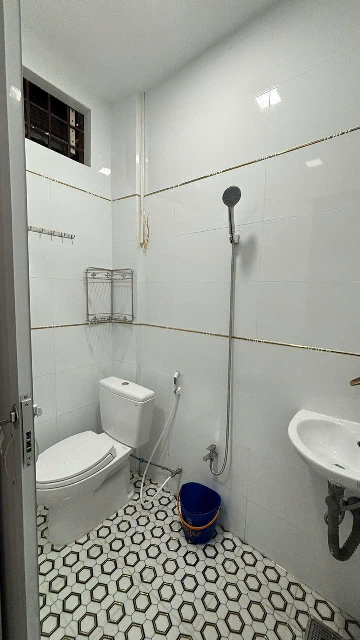 Cho thuê nhà trệt, 1 lầu, hẻm ô tô, cách mặt tiền Nguyễn Trãi 30m, Cần Thơ