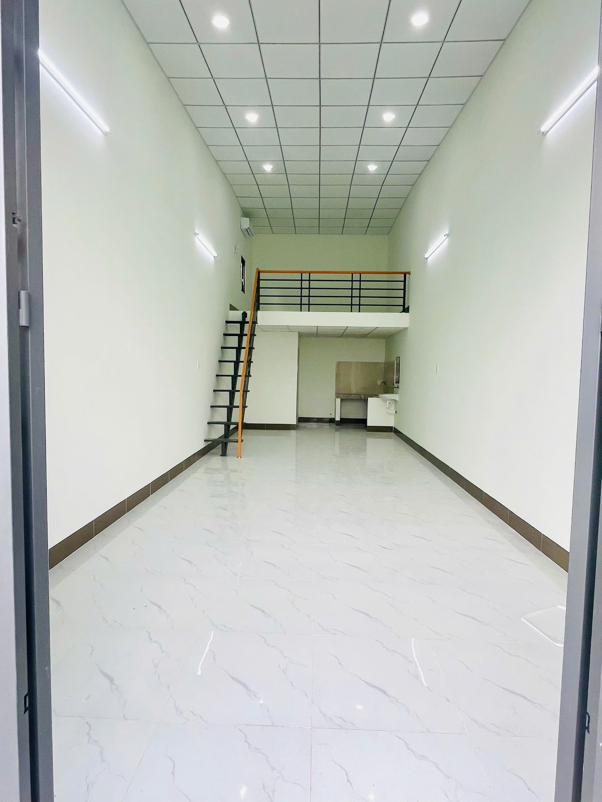 Cho thuê nhà trệt, 1 lửng, mặt tiền mới 100%, khu dân cư Hồng Loan 5C, Cần Thơ