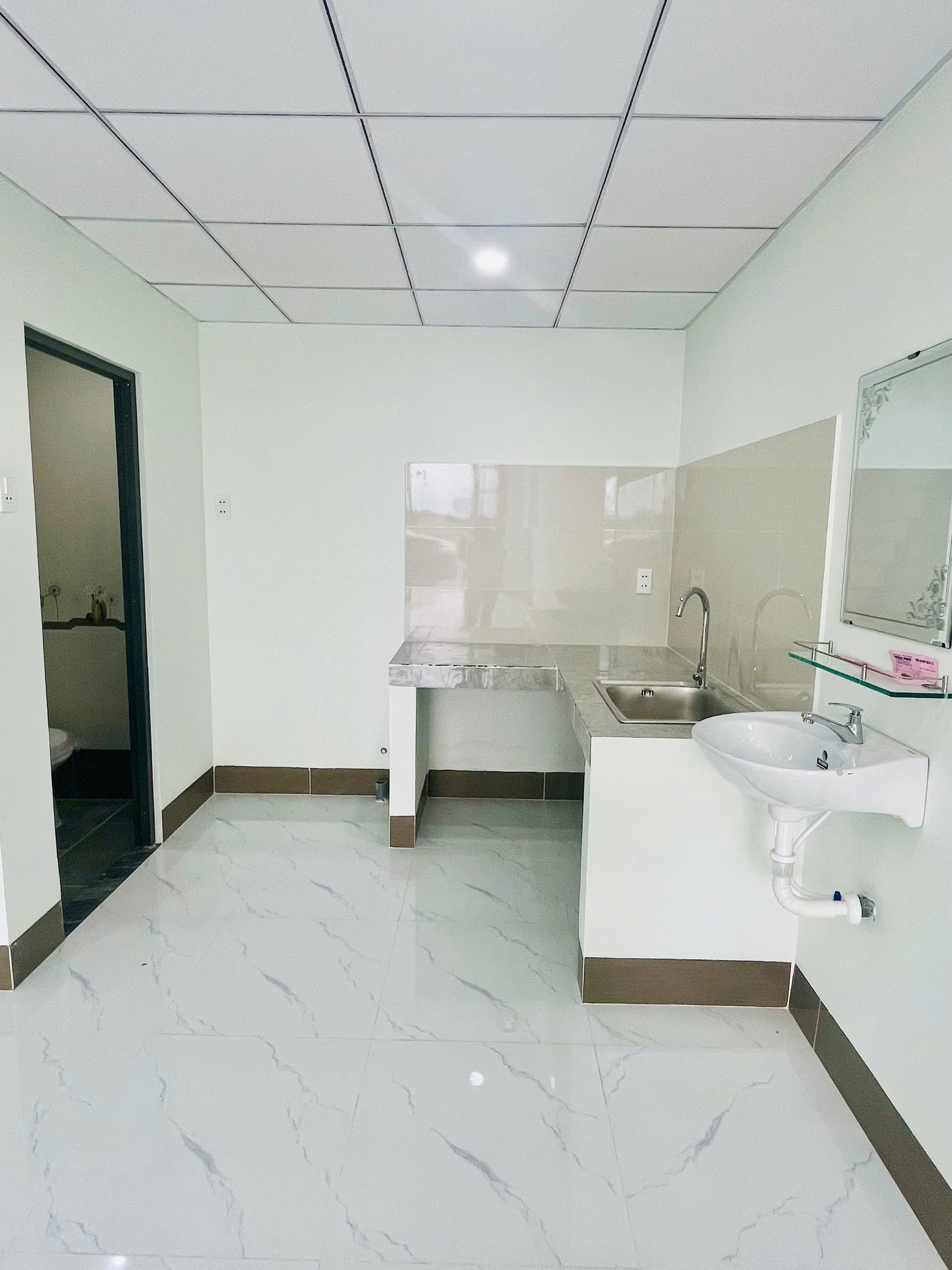 Cho thuê nhà trệt, 1 lửng, mặt tiền mới 100%, khu dân cư Hồng Loan 5C, Cần Thơ