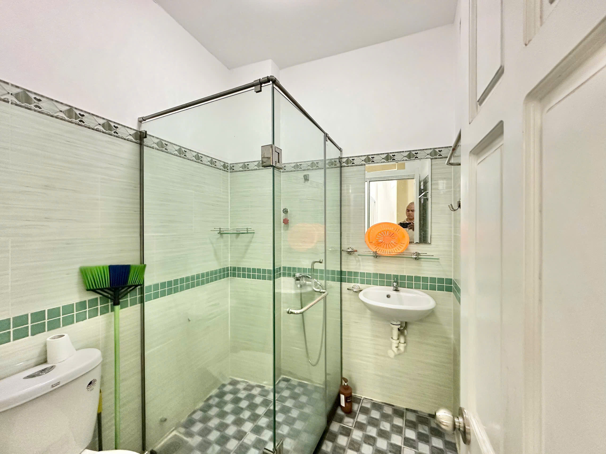 120 Thích Quảng Đức, Phú Nhuận, 4 tầng 5 phòng ngủ, 4wc, giá 19 triệu/tháng