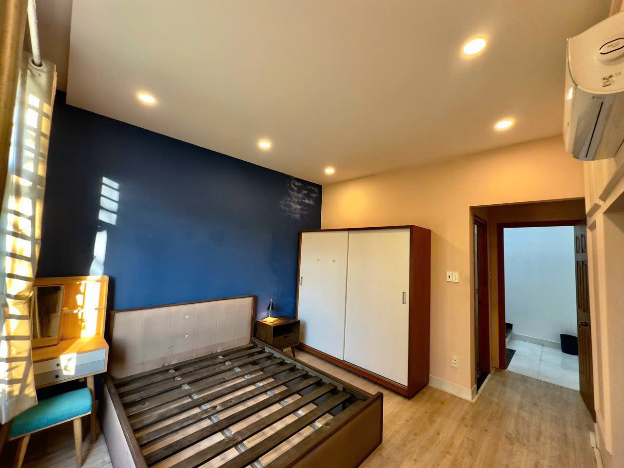 Bán nhà 273 Nguyễn Văn Đậu, 3 tầng sân thượng 2 phòng ngủ, 3wc, giá 15,8 triệu/tháng