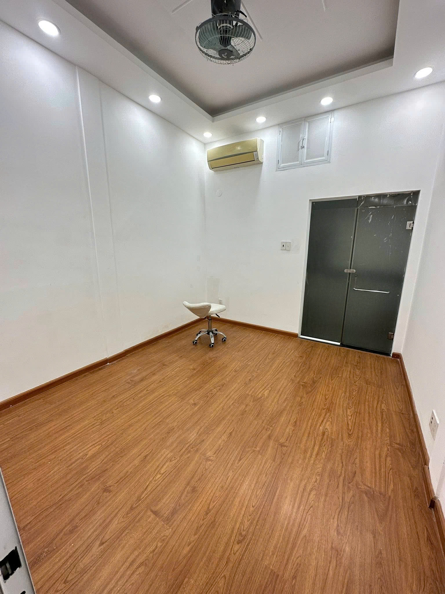 Bán nhà hẻm xe hơi Phan Xích Long, Phú Nhuận, 2 tầng, vào ở ngay, giá 10 triệu tháng