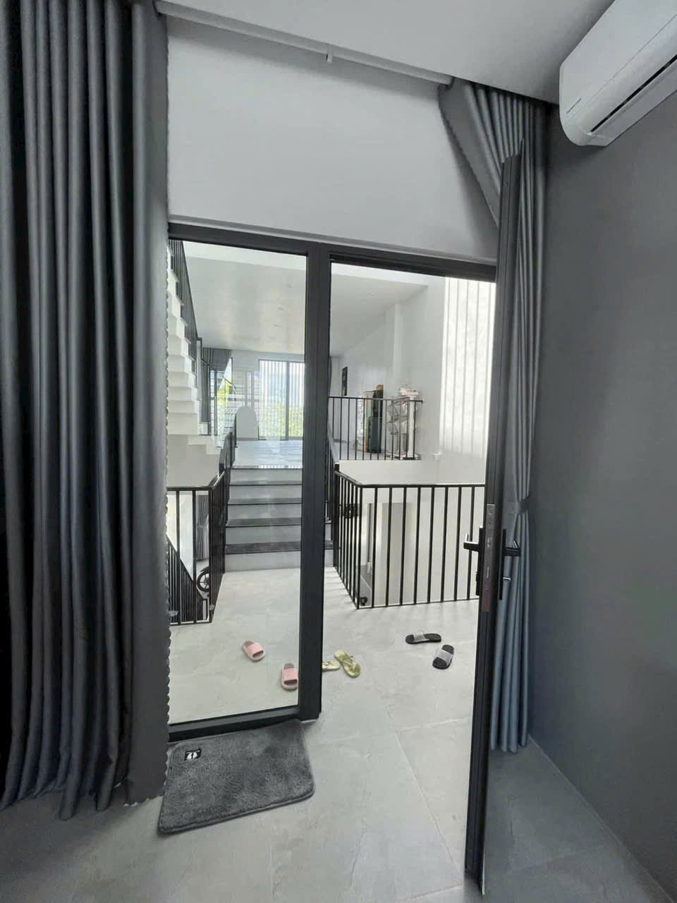 Nhà rộng, thiết kế thông thoáng, vị trí đẹp, phù hợp ở gia đình, mở văn phòng, shop online