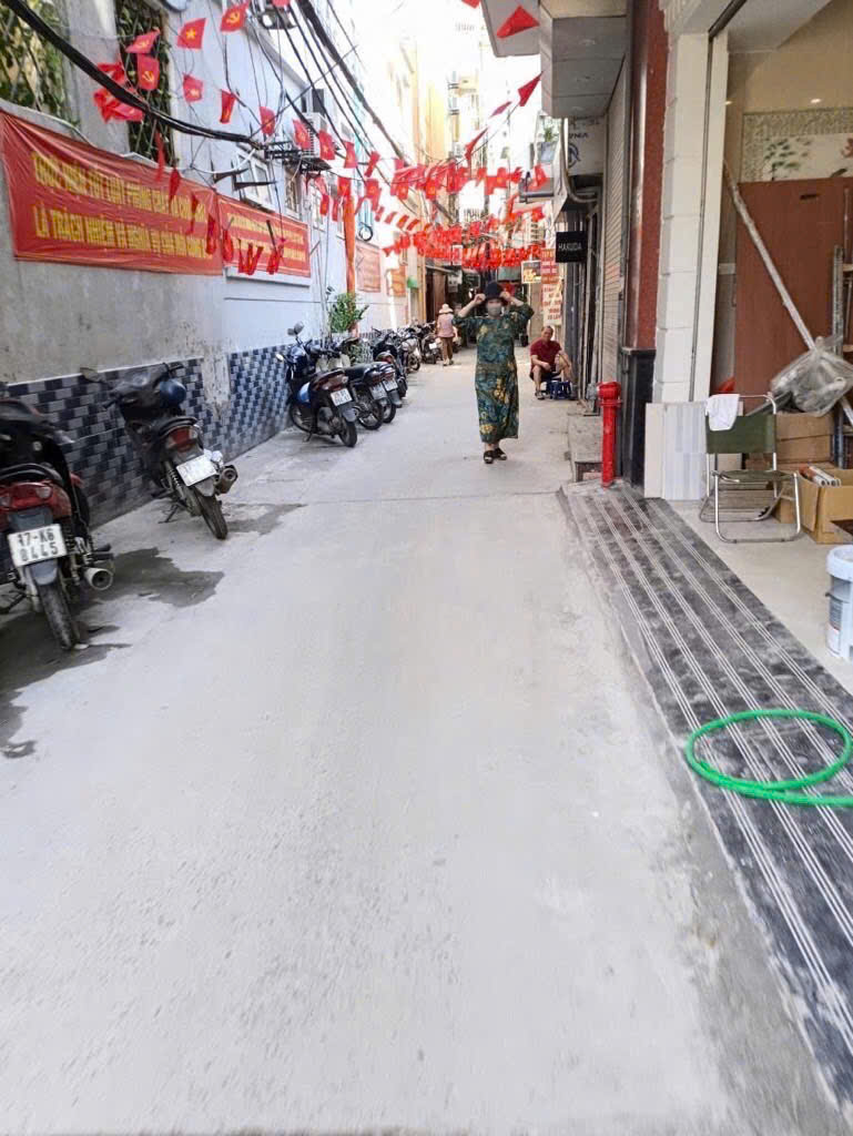 Nhà 5 tầng kiên cố, thiết kế hiện đại, 4 phòng ngủ, 3 vệ sinh