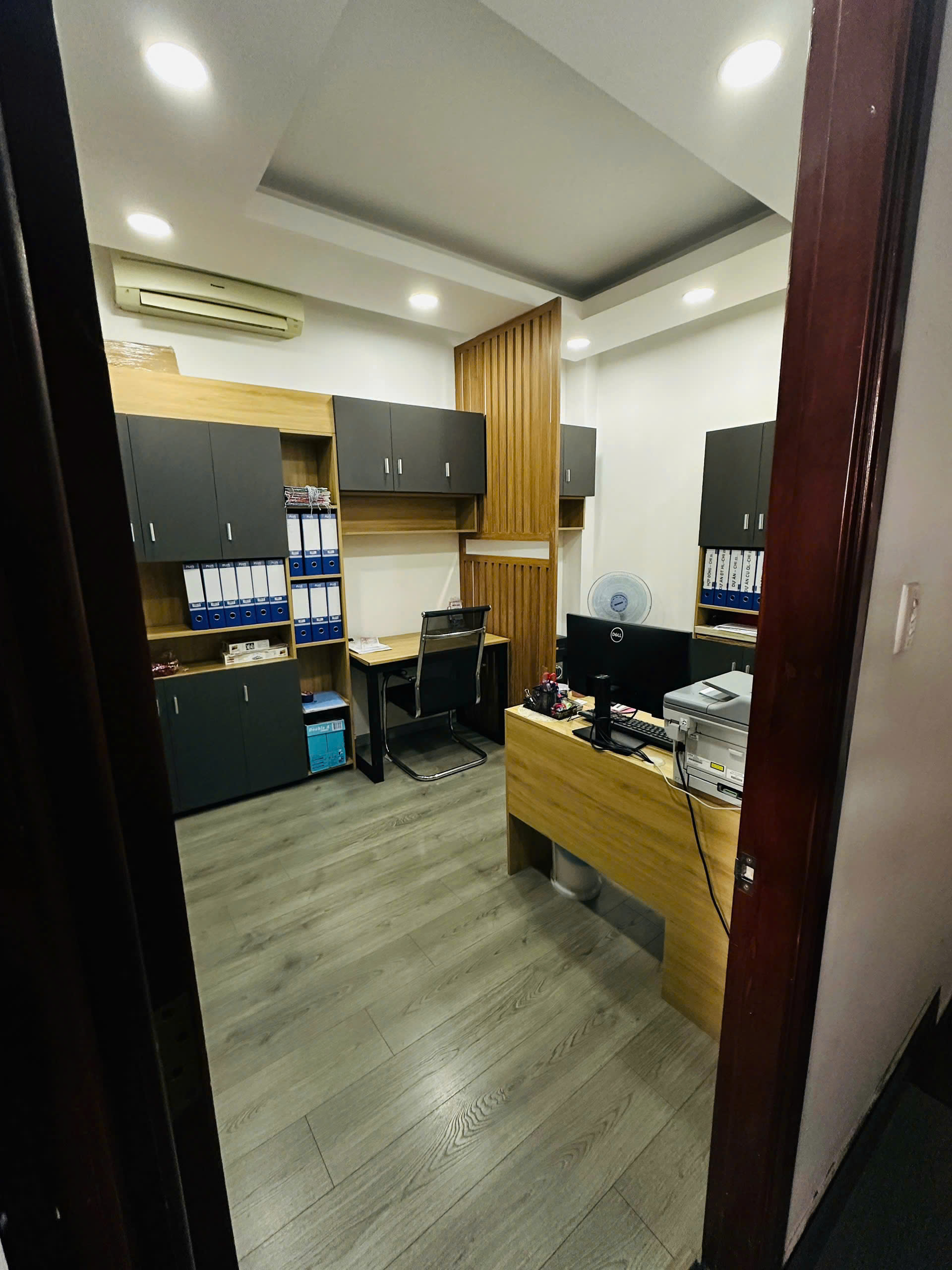 Cho thuê tòa nhà văn phòng mặt tiền đường Tân Cảng, ngang 6m, gồm sẵn nội thất cao cấp