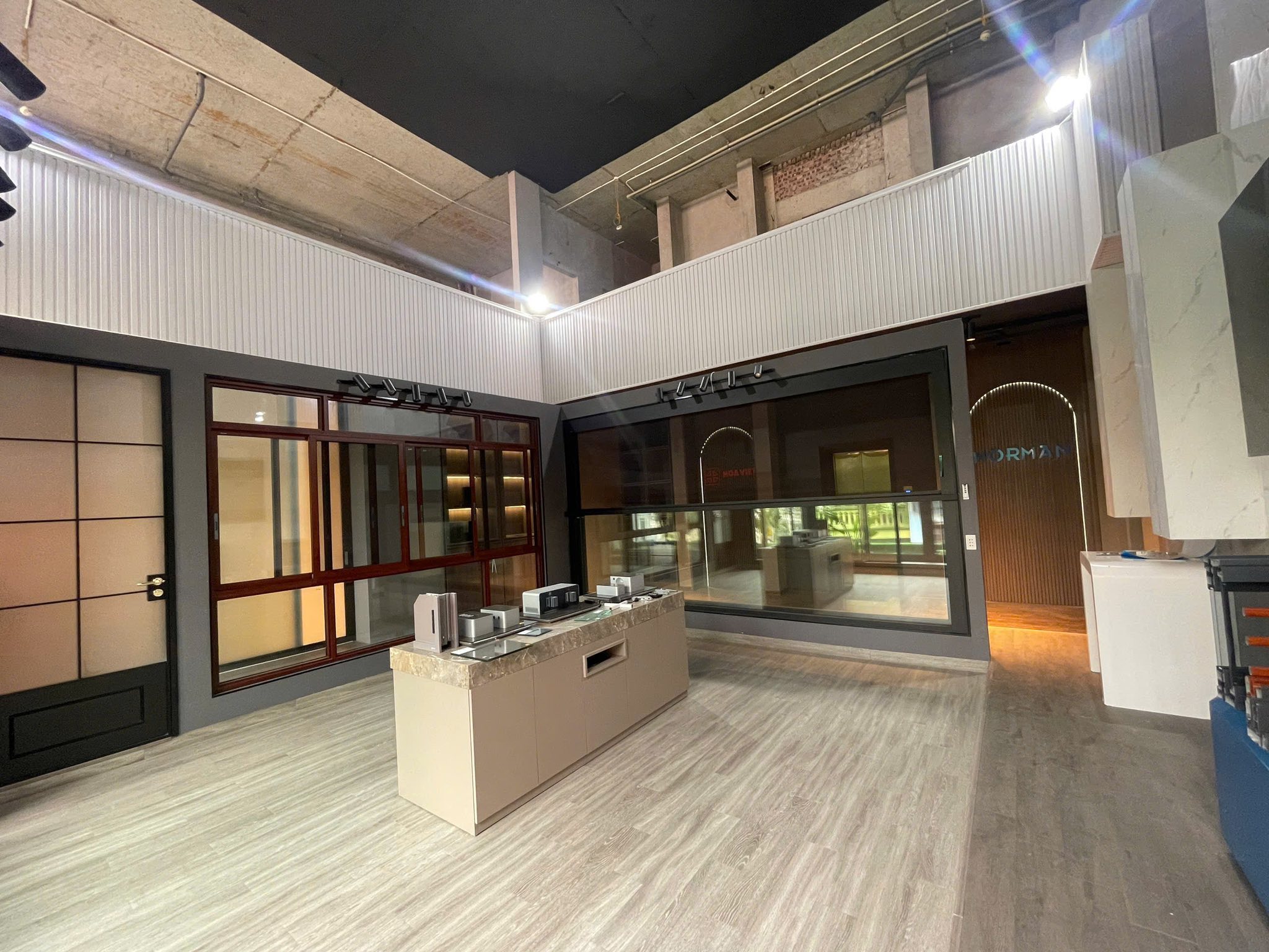 Bán nhà phố Lạc Long Quân, Tây Hồ, diện tích 228m2, mặt tiền 16m, 8 tầng, thang máy