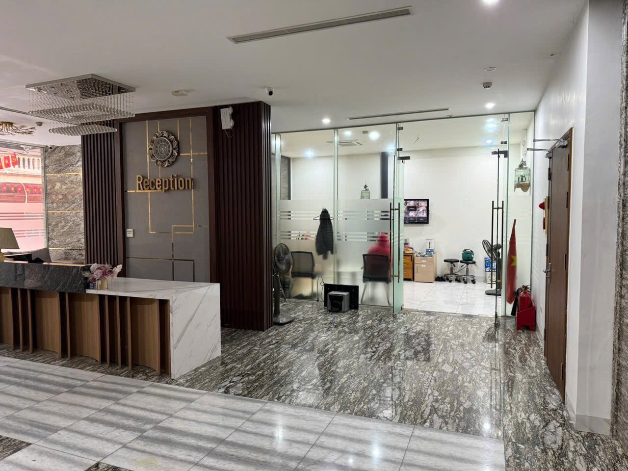 Bán nhà phố Lạc Long Quân, Tây Hồ, diện tích 228m2, mặt tiền 16m, 8 tầng, thang máy