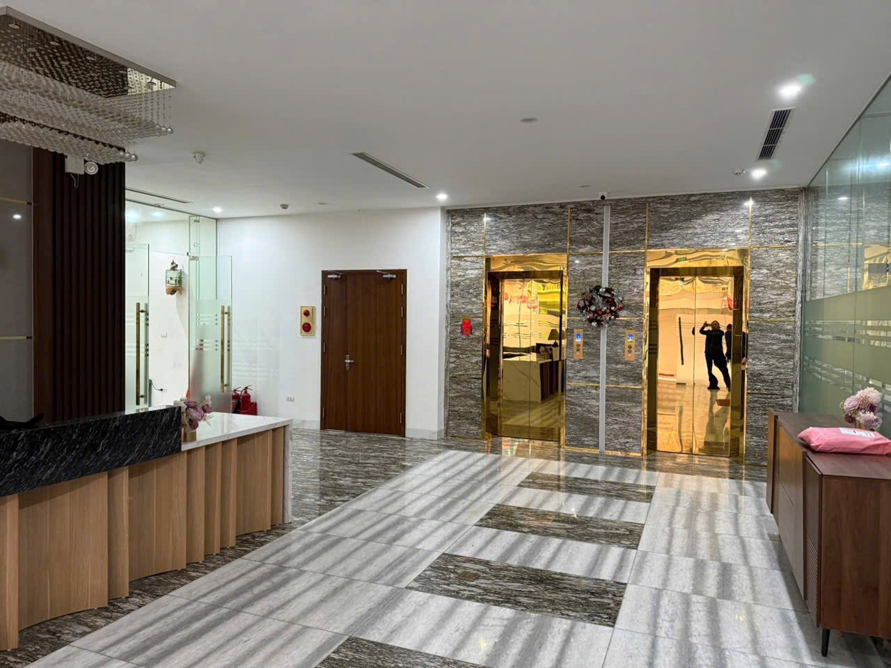 Bán nhà phố Lạc Long Quân, Tây Hồ, diện tích 228m2, mặt tiền 16m, 8 tầng, thang máy