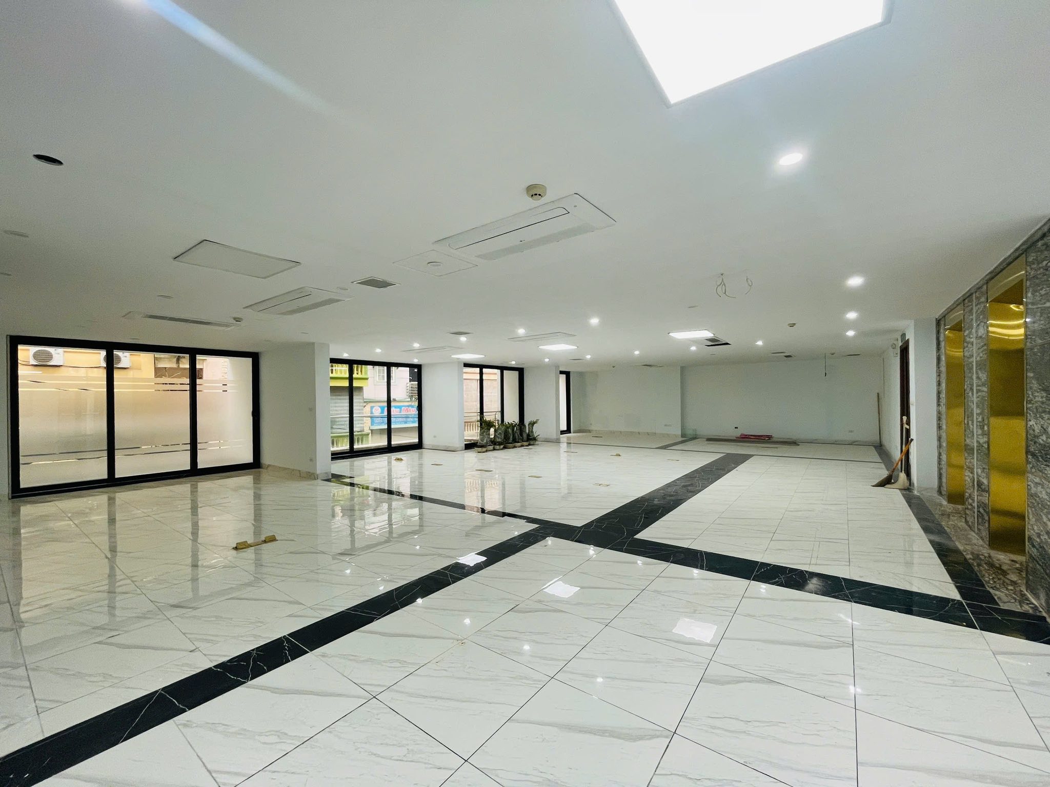 Bán nhà phố Lạc Long Quân, Tây Hồ, diện tích 228m2, mặt tiền 16m, 8 tầng, thang máy