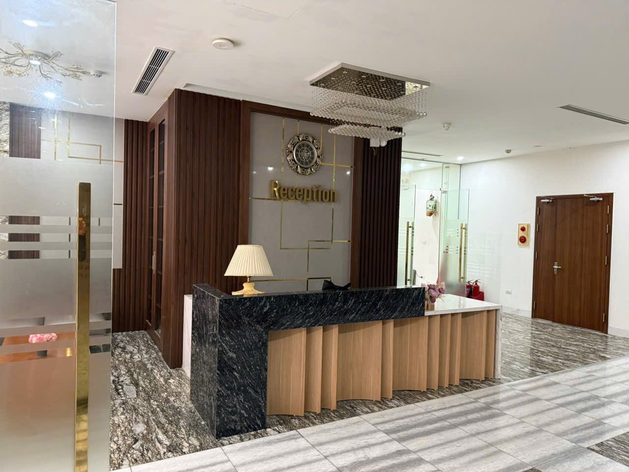 Bán nhà phố Lạc Long Quân, Tây Hồ, diện tích 228m2, mặt tiền 16m, 8 tầng, thang máy