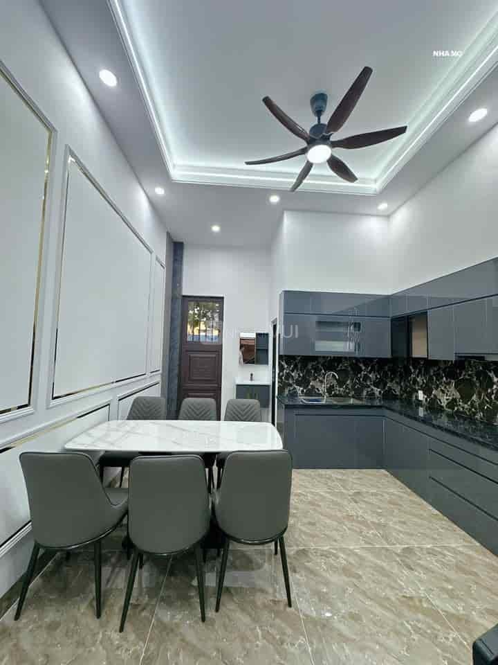 Nhà sẵn nội thất, kết cấu 1 trệt, 2 lầu, gồm 3 phòng ngủ, 3 nhà vệ sinh, 1 phòng khách, 1 bếp, 1 phòng thờ