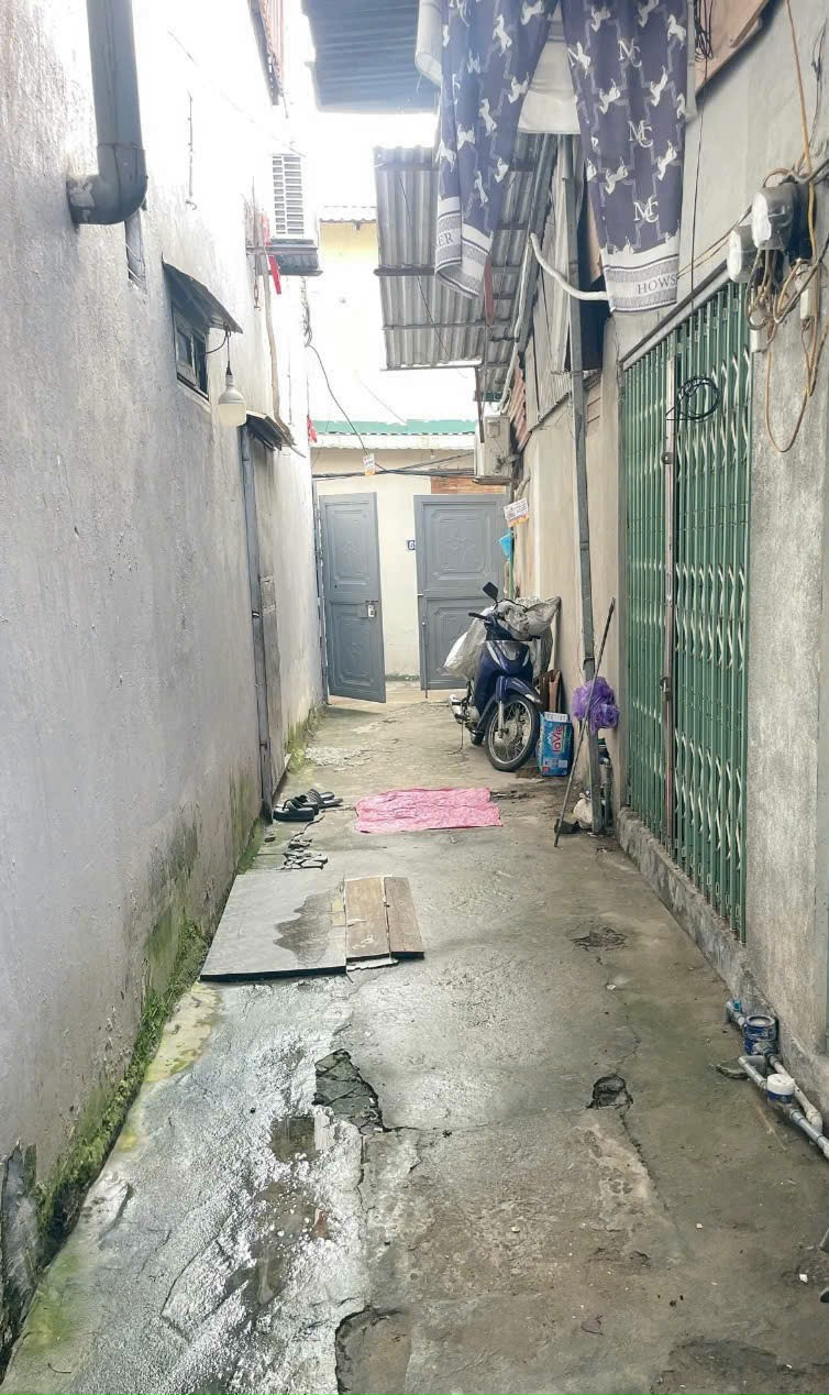 Phố Đông Thiên, phường Vĩnh Hưng, quận Hoàng Mai, ô tô đỗ cổng