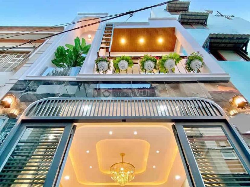 Cần tiền bán gấp nhà 37.5m2, Hoàng Diệu, phường 4, quận 4, xe hơi đỗ cửa