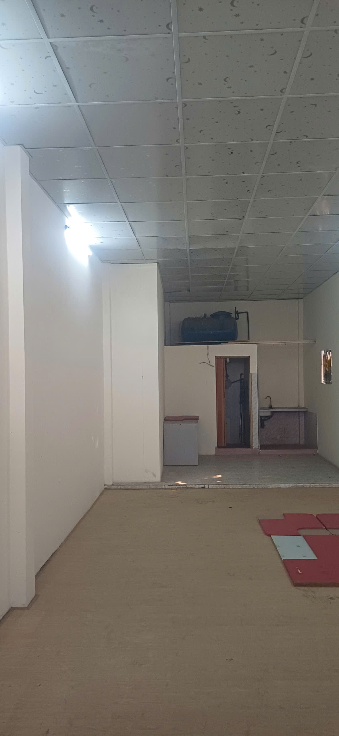 Nhà xây rất kiên cố, tuốt sơ cái là đẹp lung linh, hẻm sạch sẽ, nước máy cống hộp, không khi nào bị ngập