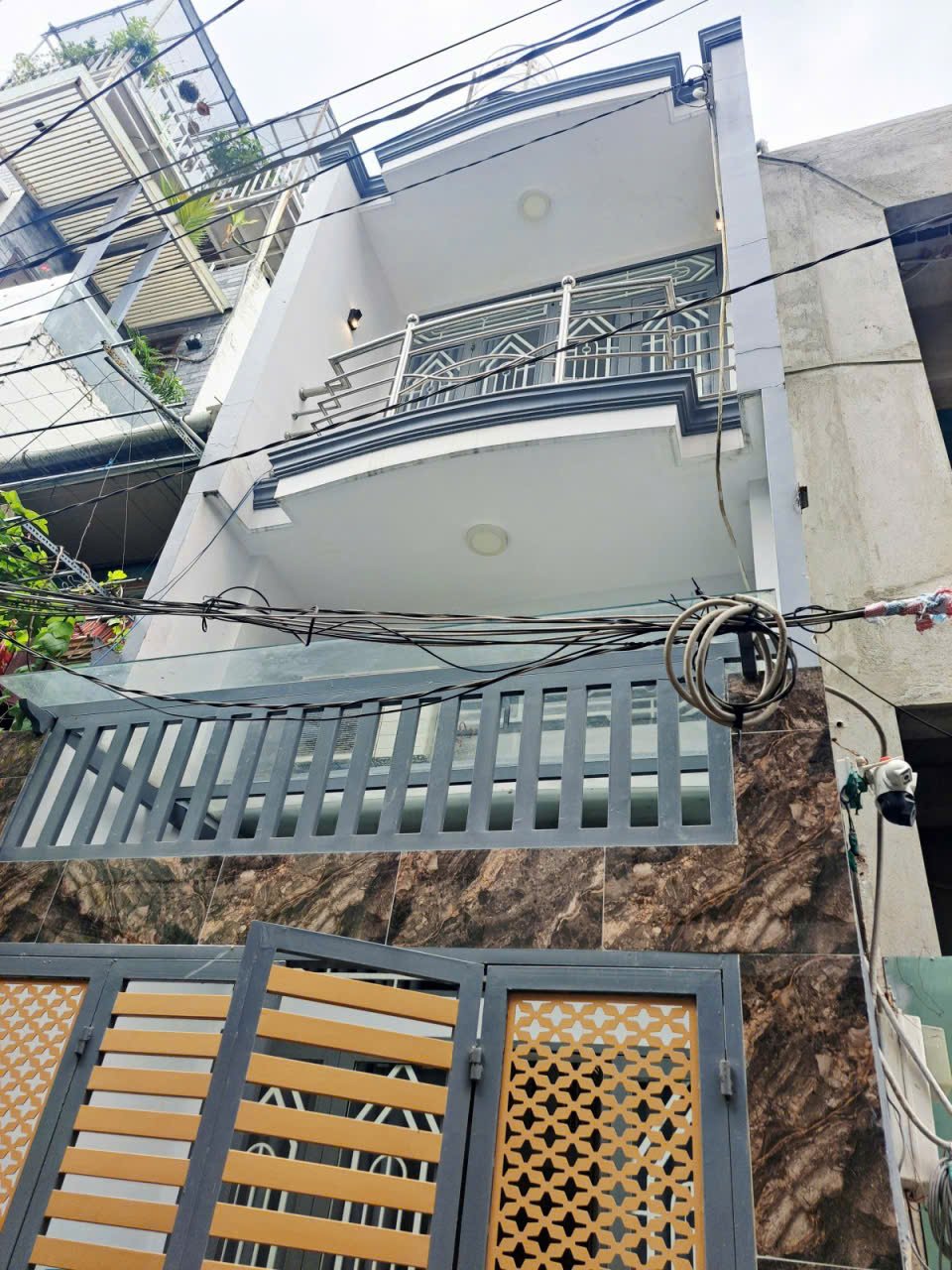 Nhà 3 tầng gần mặt tiền, sau Toyota Lê Trọng Tấn, giá 4.05 tỷ