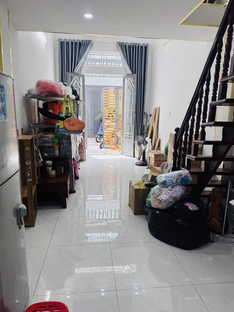 Nhà 3 tầng gần mặt tiền, sau Toyota Lê Trọng Tấn, giá 4.05 tỷ