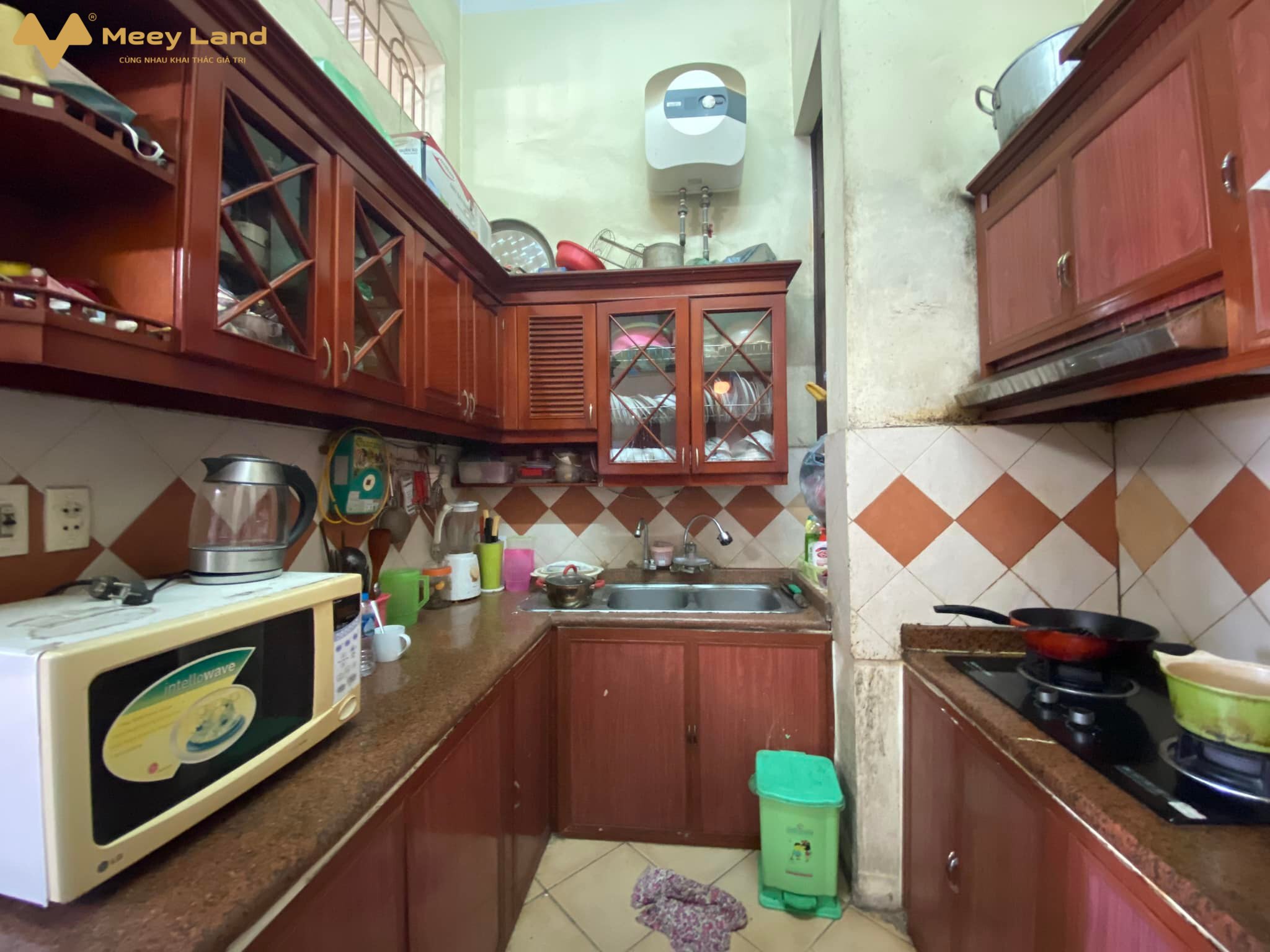 Cần bán gấp mặt phố Đông Ngạc diện tích 84m2, 3 tầng, mặt tiền 11m, đường 30m, kinh doanh tốt