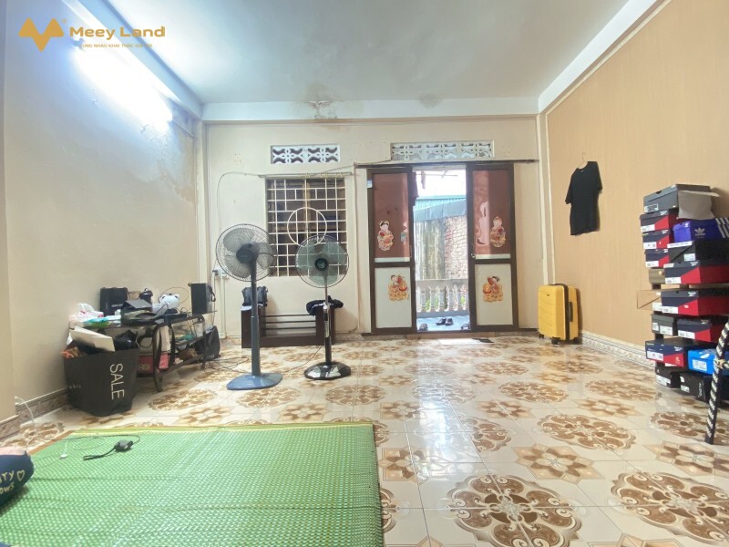 Bán gấp nhà đường Đê Tô Hoàng 70m2, 3 tầng, giá 4,65 tỷ