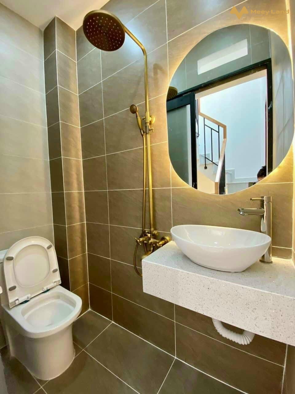 Cần bán gấp nhà đường 102 quận 9, diện tích 60m2, 2 tầng hẻm 8m, 5,3 tỷ